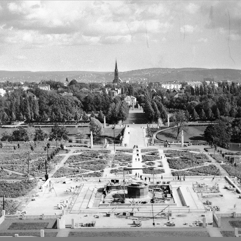 Et svart/hvitt bilde fra Vigelandsparken