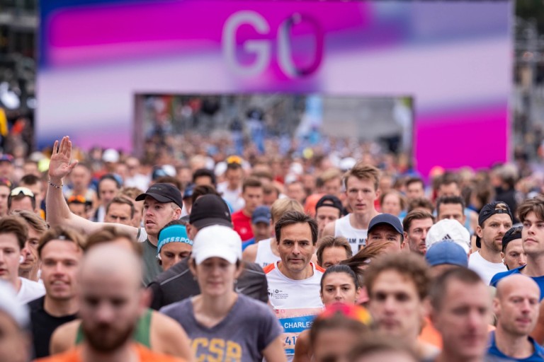 Picture of hundreds of people running the BMW Oslo Marathon