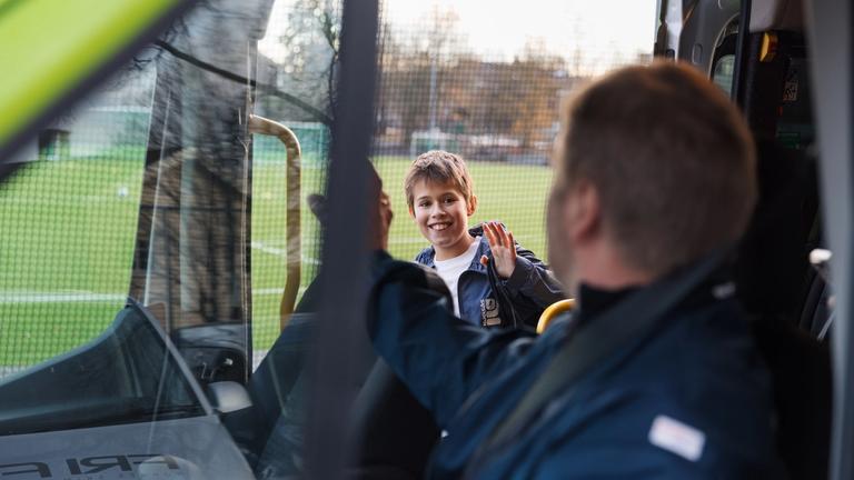 Elev blir hentet av skoleskyss