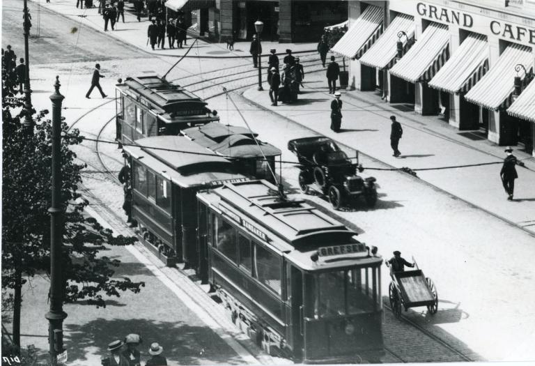 2 UEG motorvogner møtes ved krysset Karl Johans gate x Rosenkrantz gate en gang i 1908 eller 1909.