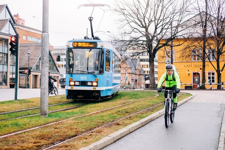 12-trikken kjører over Kontraskjæret, ved siden av en syklist