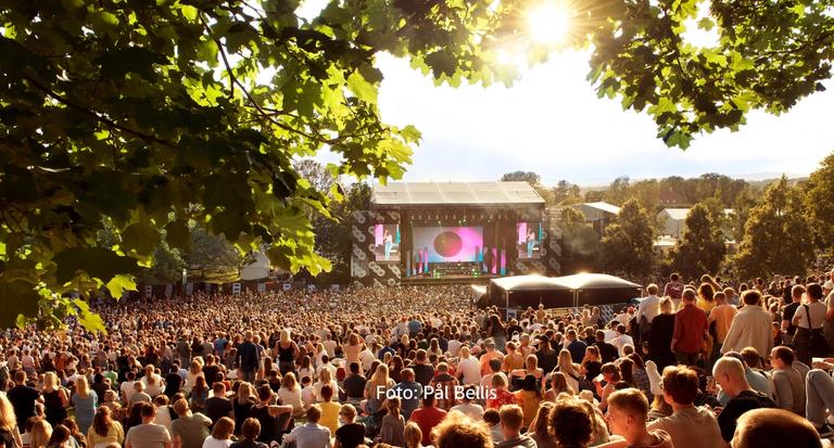 Picture from Tøyenparken and Øyafestivalen in sunshine, with many people in front of a stage