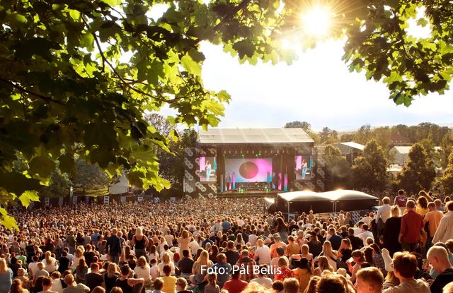 Picture from Tøyenparken and Øyafestivalen in sunshine, with many people in front of a stage