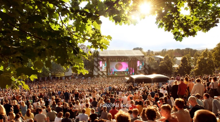 Picture from Tøyenparken and Øyafestivalen in sunshine, with many people in front of a stage