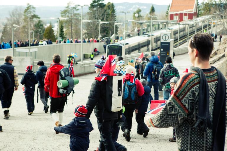 Picture of spectators dressed for a ski race at the station Holmenkollen