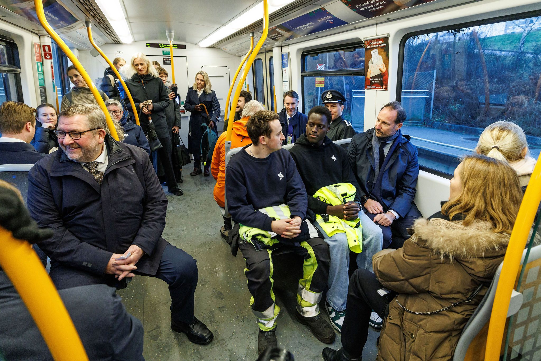 Kronprinsen i samtale med flere på T-banen