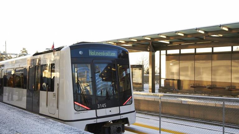 T-banens linje 1 står på stasjonen