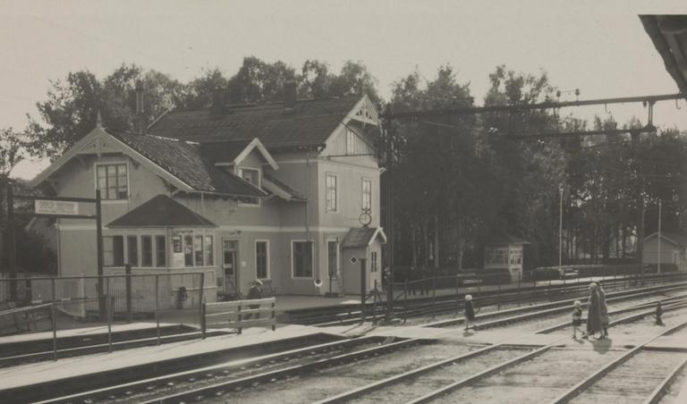 Svart/hvit bilde av Grorud stasjon