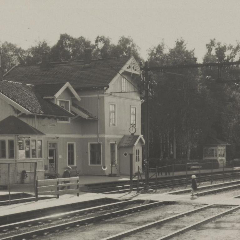 Svart/hvit bilde av Grorud stasjon