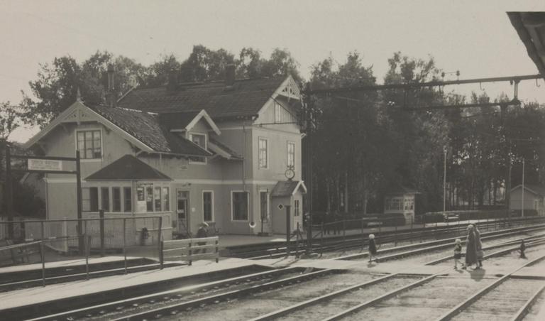 Svart/hvit bilde av Grorud stasjon