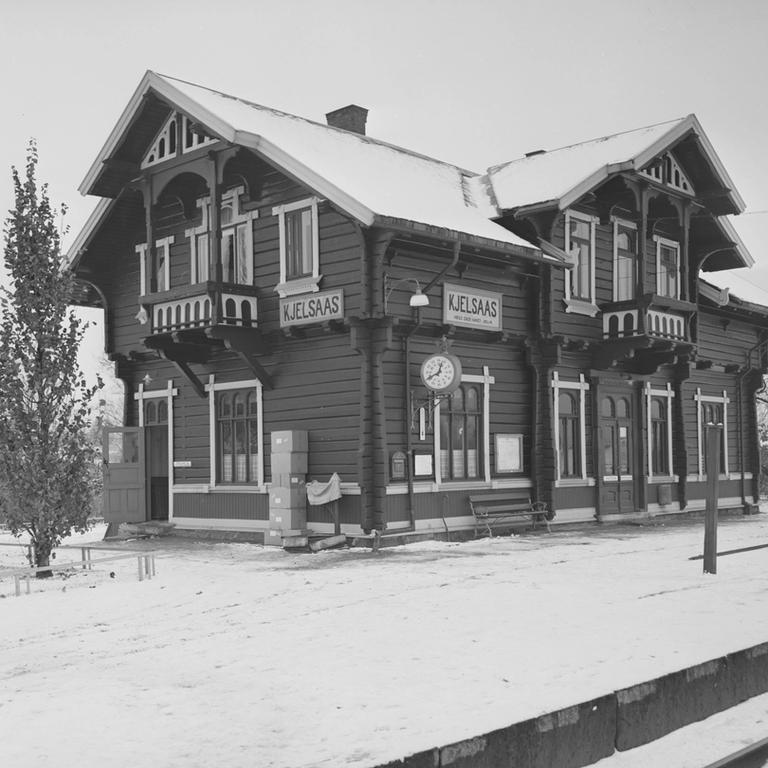 Sort/hvit bilde av Kjelsås stajon