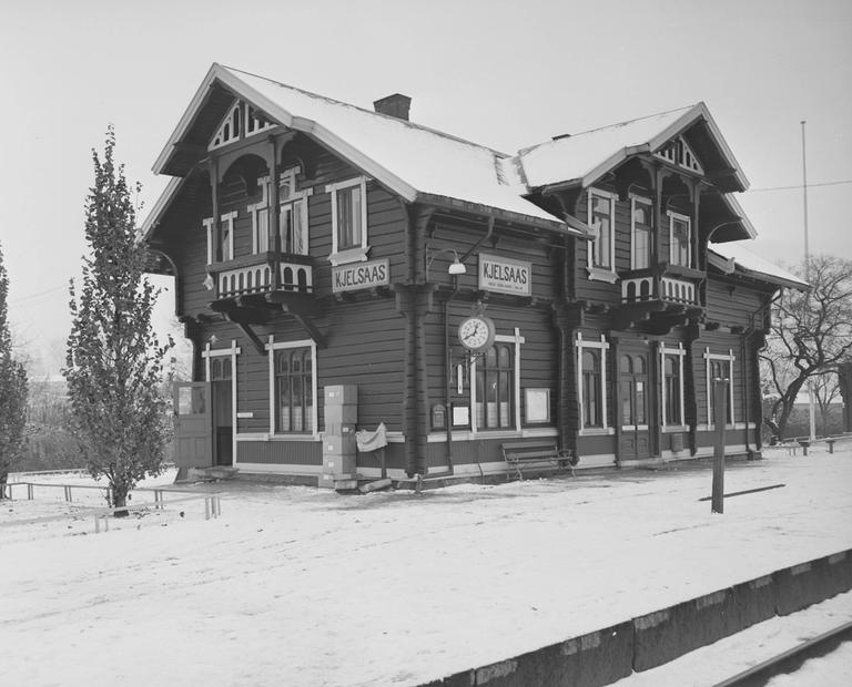 Black and white picture of Kjelsås stasjon