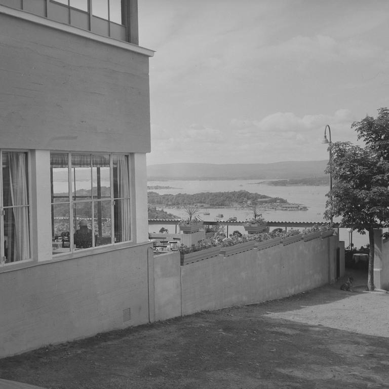 Et svart/hvitt bilde av Ekebergrestauranten