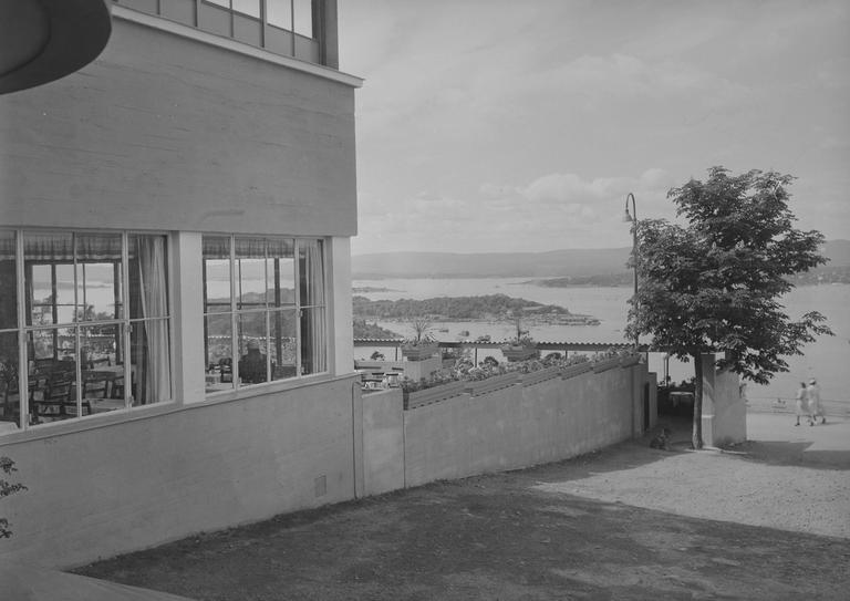 A black and white picture of Ekebergrestauranten