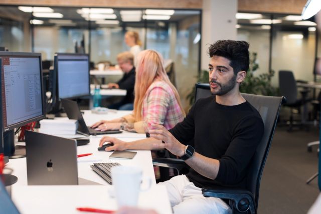 Ansatte i Ruter og Tet som jobber i et kontorlandskap