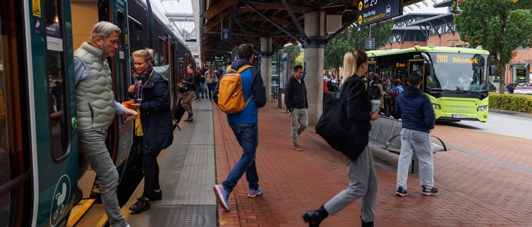 Passasjerer bytter fra tog til buss