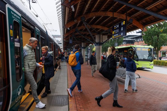 Passasjerer bytter fra tog til buss