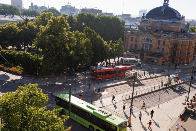 En grønn og en rød buss sett overfra