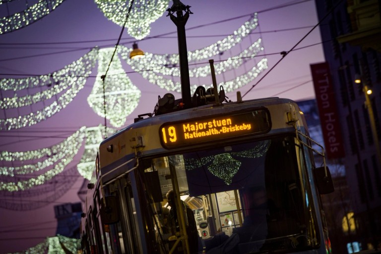 19-trikken kjører gjennom en julepyntet Bogstadveien