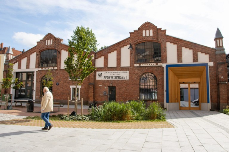 A total of the front of Sporveismuseet at Majorstuen