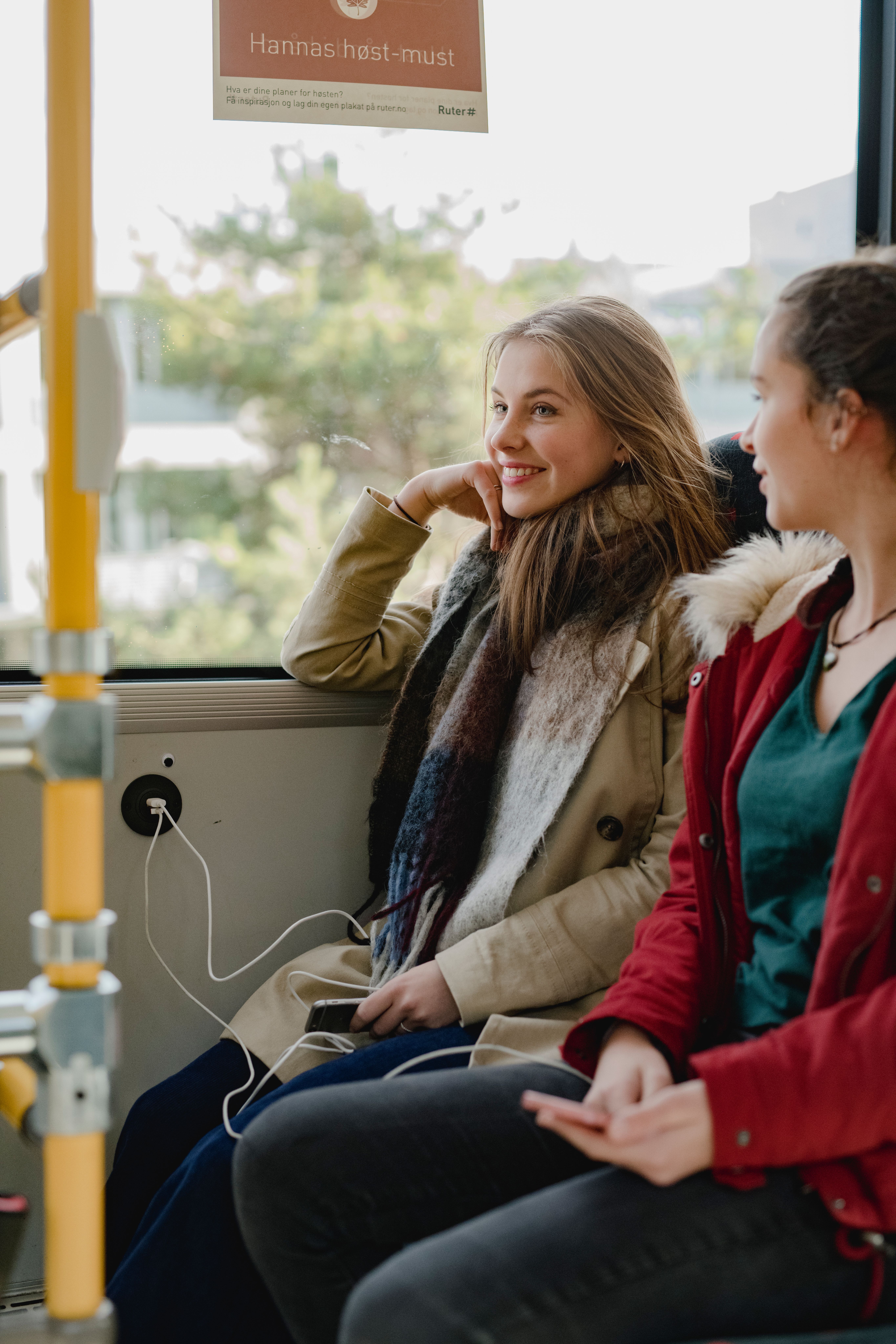 To tenåringsjenter sitter på en buss 