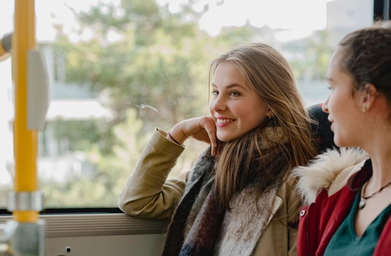 To tenåringsjenter sitter på en buss 