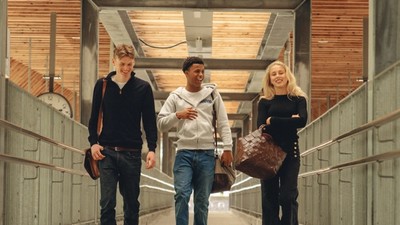 Tre ungdommer på T-banen