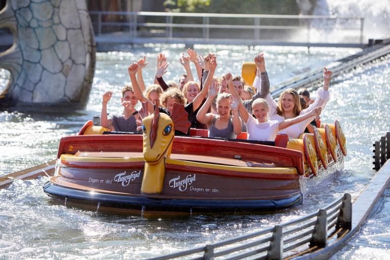 Picture of children at a water ride at amusement park Tusenfryd