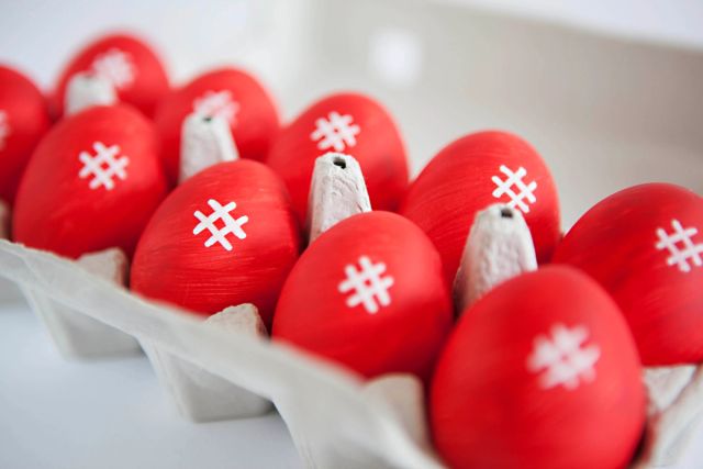 En eggekartong med røde egg med Ruter-logo