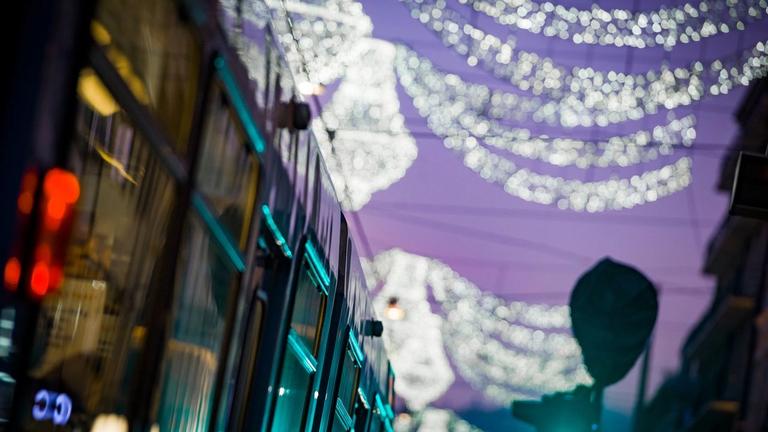 Bilde av en trikk og julelys