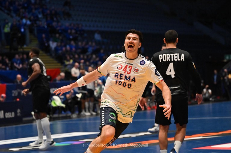 Håndballspiller i hvit Norge-drakt