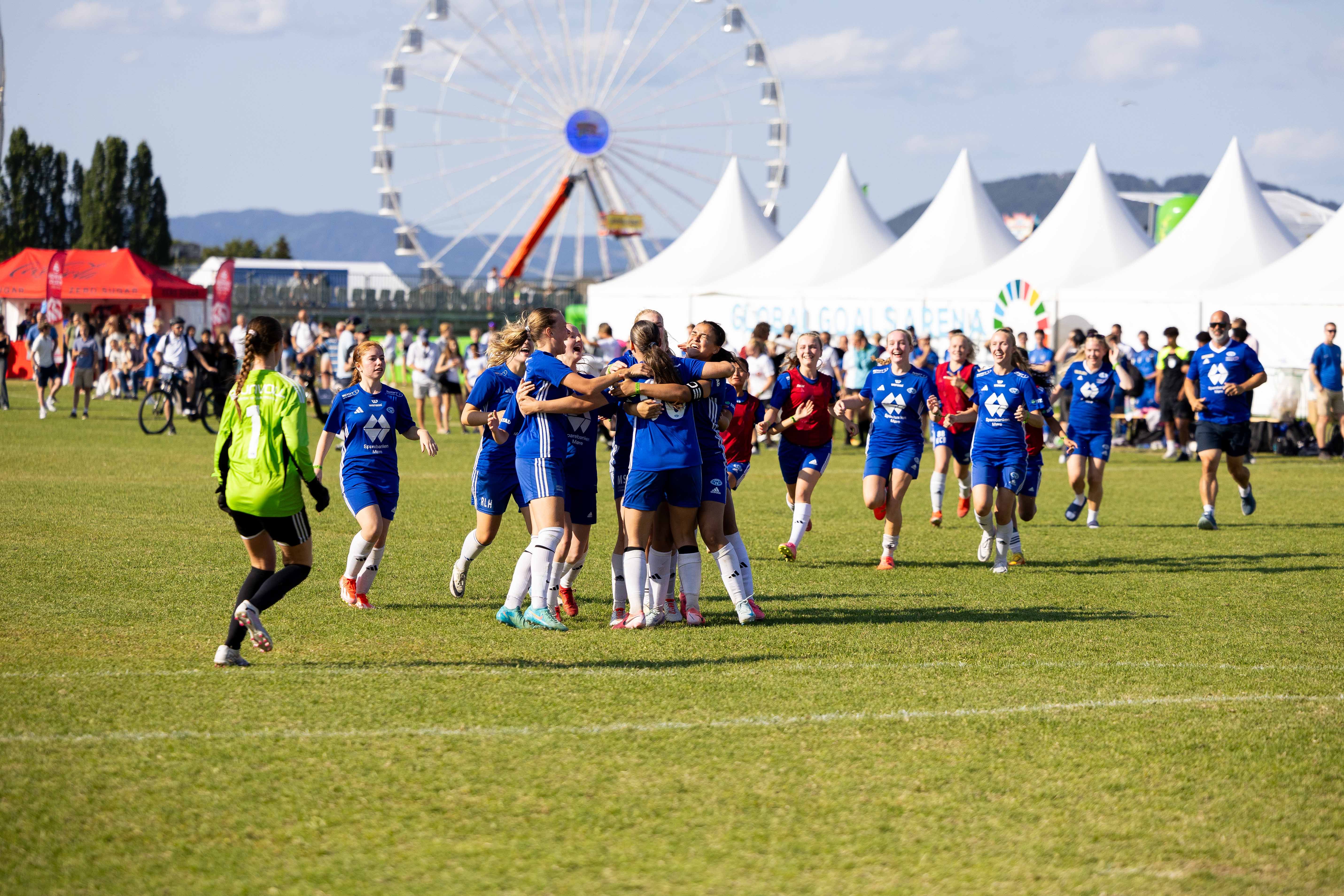 Bilde fra en jentefotballkamp fra Norway Cup på Ekebergsletta