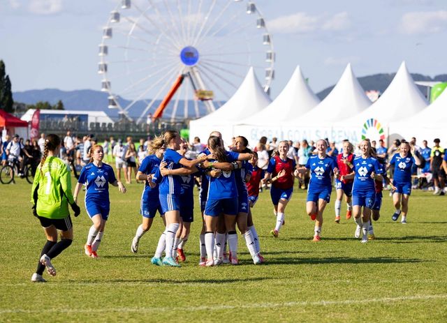 Bilde fra en jentefotballkamp fra Norway Cup på Ekebergsletta