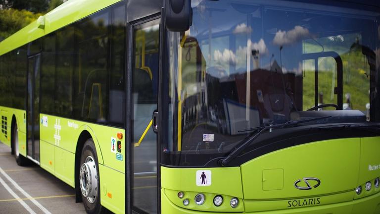 Grønn regionbuss står parkert