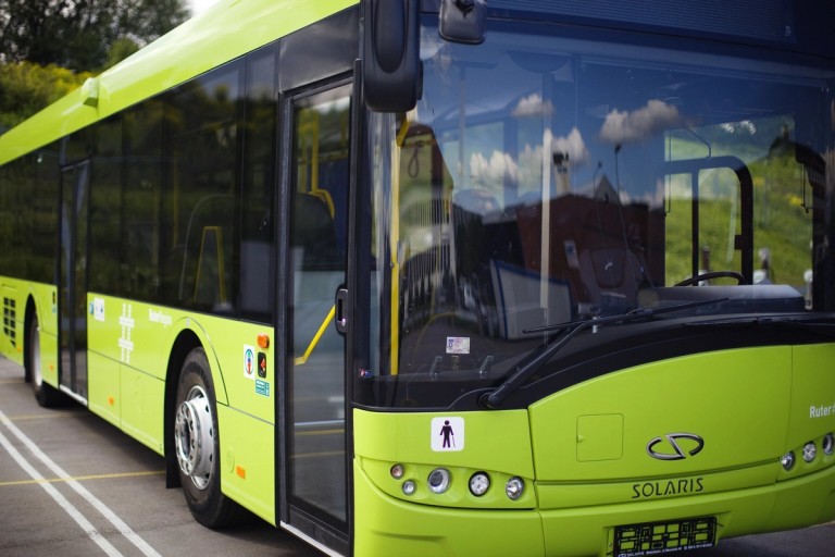 Grønn regionbuss står parkert