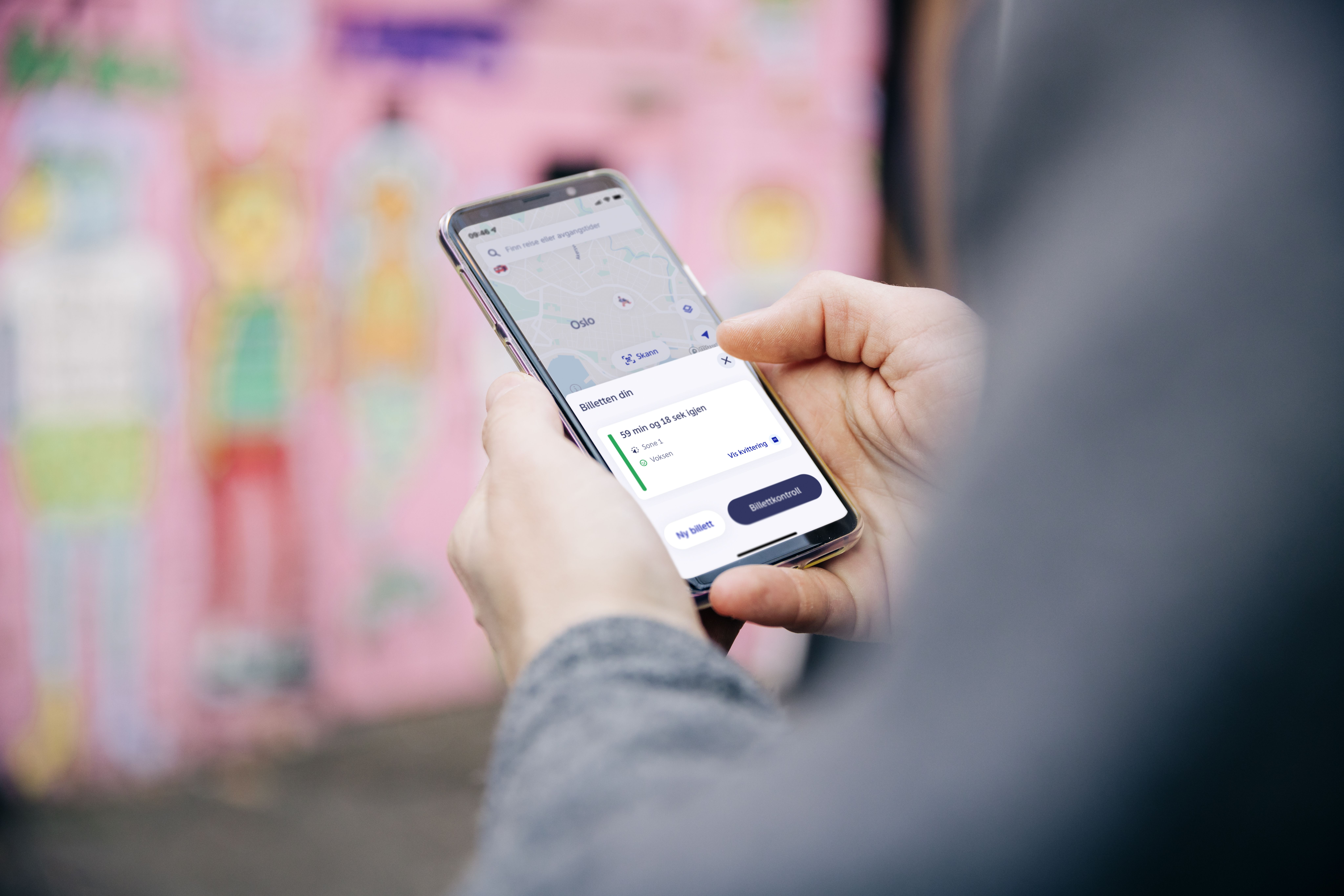 En person har billetten i ruter-appen