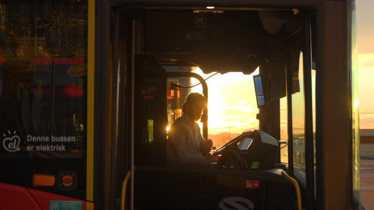Bussjåfør i solnedgang