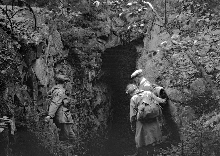 Sort/hvit bilde av inngangen til en kobbergruve