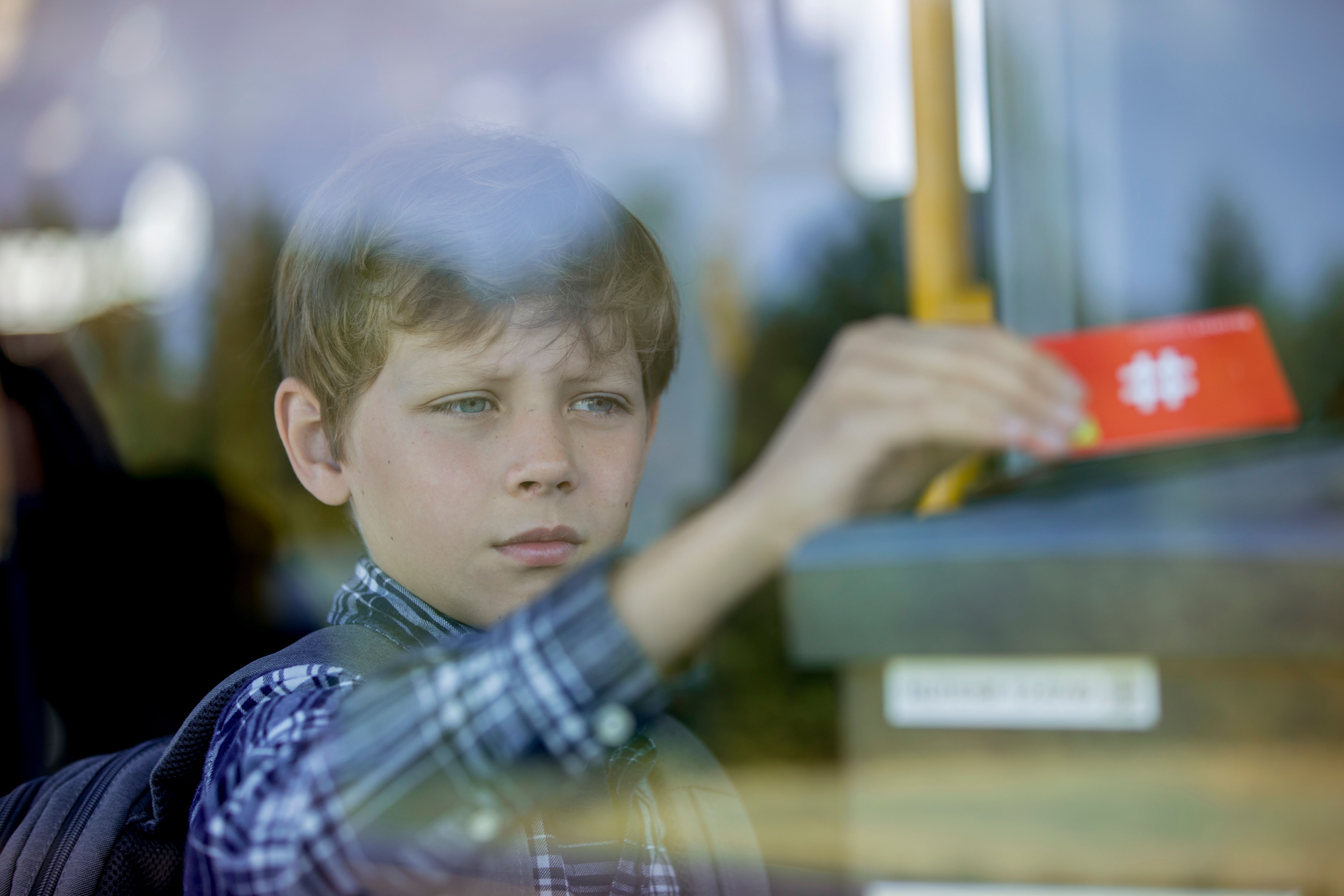 gutt bruker skolekortet på bussen på vei til skolen