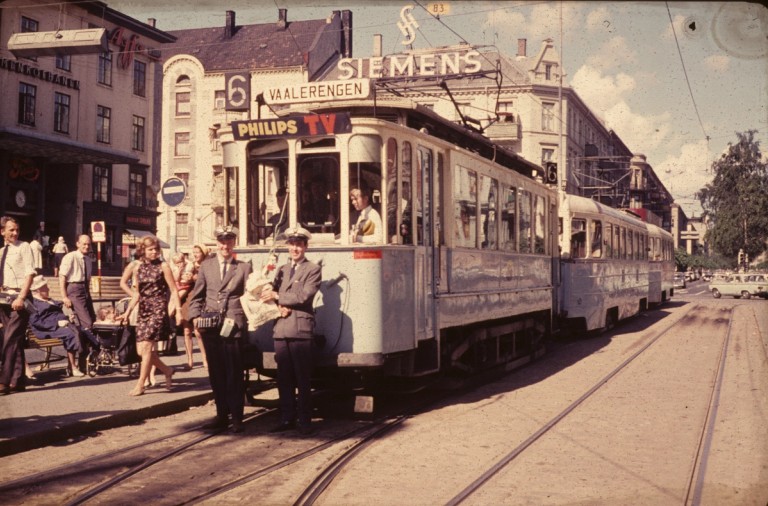 Et bilde av en trikk som står parkert på Majorstuen i 1968