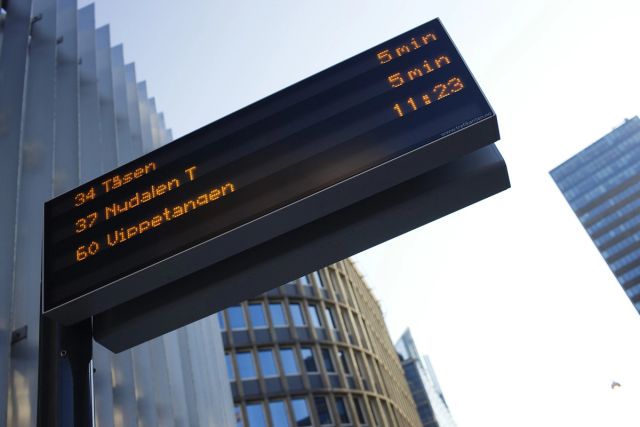 Skjerm som viser hvor det er til bussen kommer