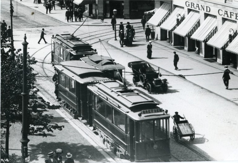 2 UEG motorvogner møtes ved krysset Karl Johans gate x Rosenkrantz gate en gang i 1908 eller 1909. 