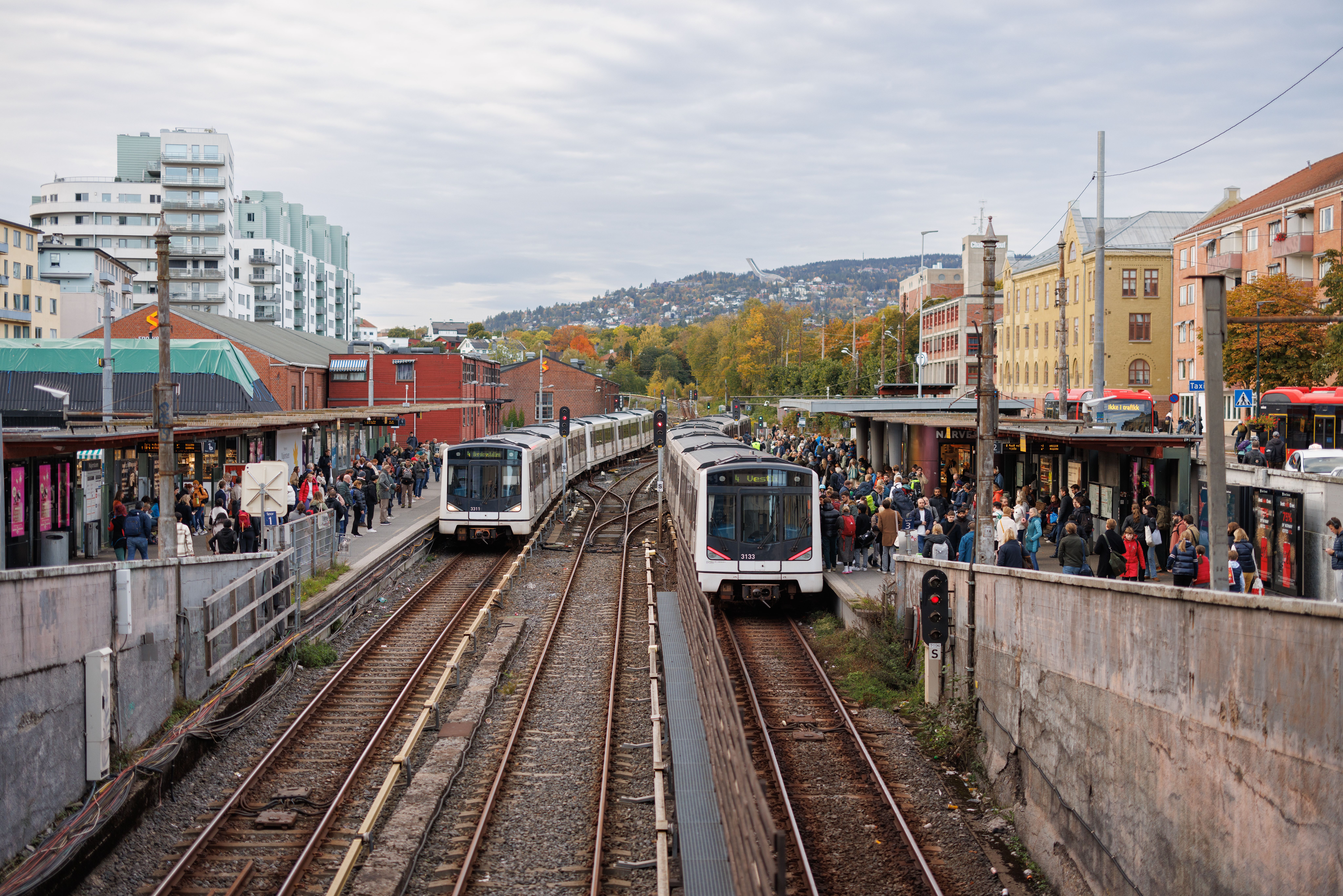 T-banen kjører inn på stasjon