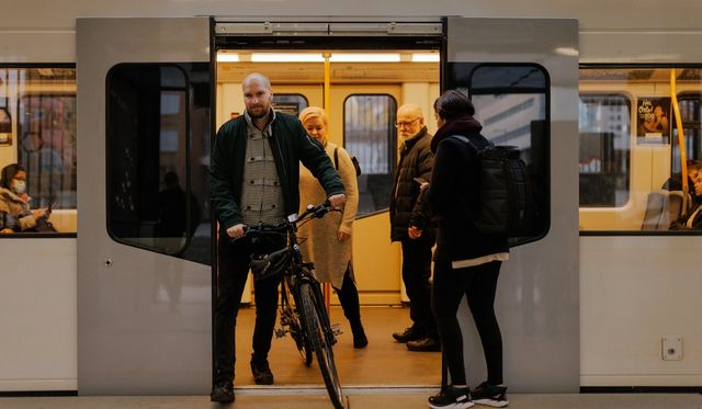 Passasjerer går ut av T-banen