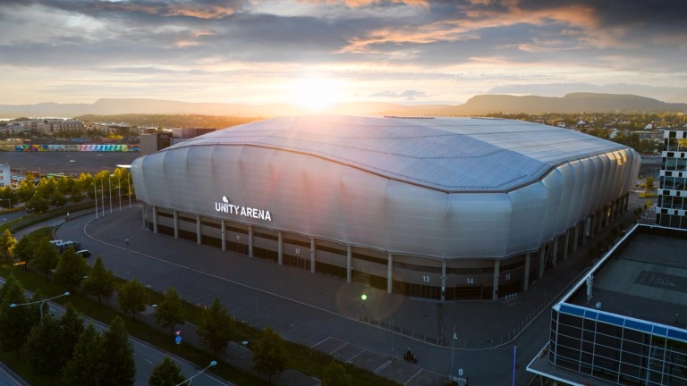 Bilde av en konsertarena på Fornebu i solnedgang