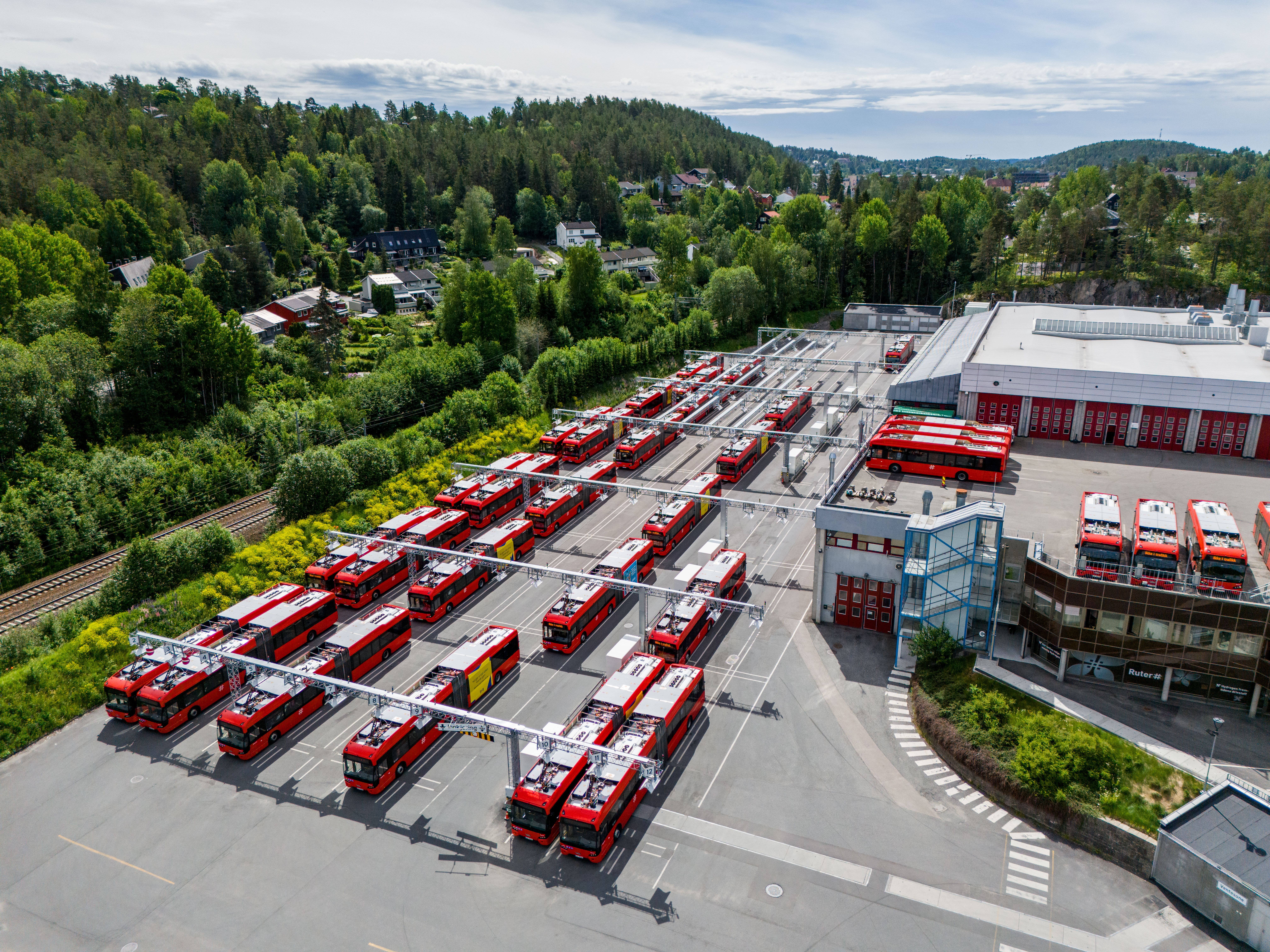 Flere parkerte busser på en parkeringsplass