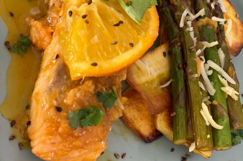 Salmón a la Naranja con Plátano y Espárragos