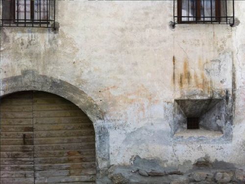 The original buildings look like this; there are of course many rules to maintain this aspect and this heritage.