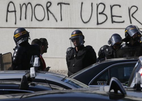 Tangible manifestations of a common resistance against unregulated digital competition and uncontrolled working conditions take on form.