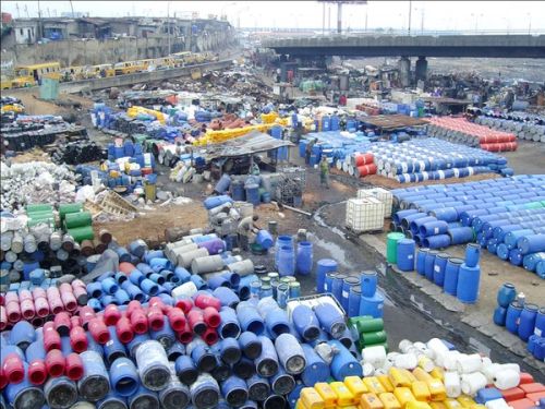 But upon closer inspection, the project coexisted plausibly with expressions of poverty and of social improvisation.